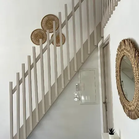 Maisonnette Avec Petite Foret