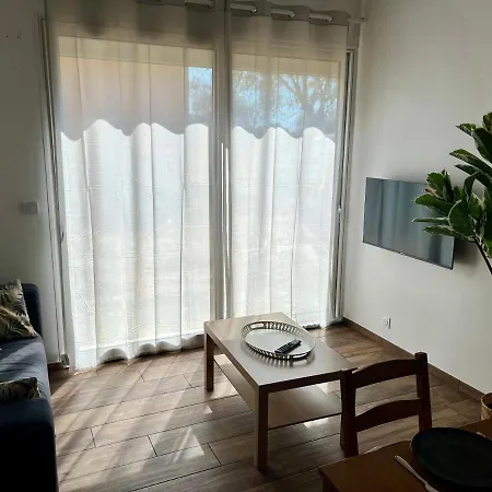 Maisonnette Avec Petite Foret *