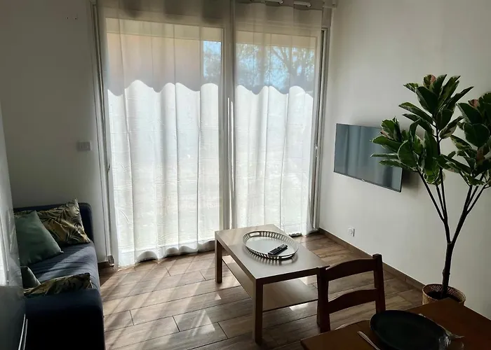 Maisonnette Avec Petite Foret *